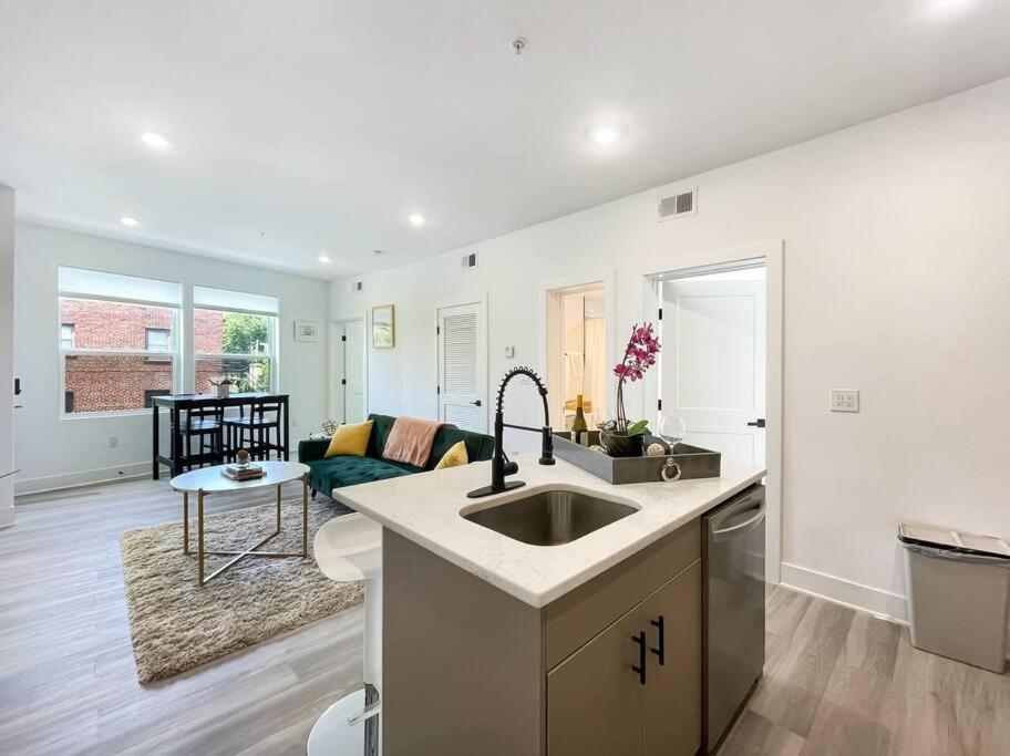 Central Dc Apt , City Skyline View , Close To All Washington Bagian luar foto